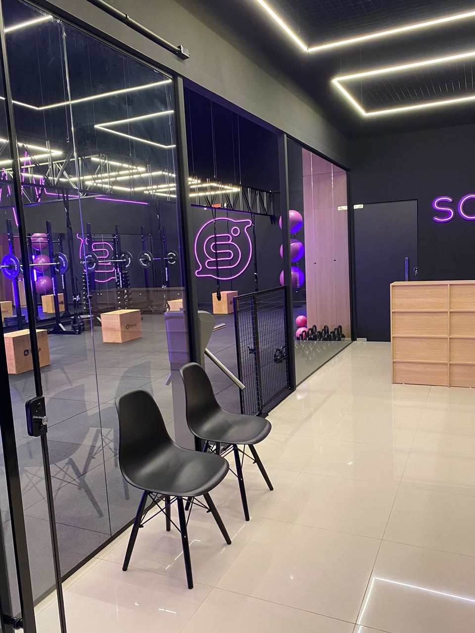 Recepção e entrada da área de treino da Sculp Academia Feminina